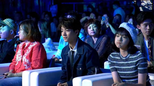 王俊凯跟文淇讲悄悄话脸上挂满笑意小螃蟹表示吃醋了