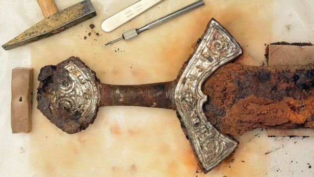 男子捡到一把生锈铁剑,拿回家清洗干净,才发现是一把"宝剑"!