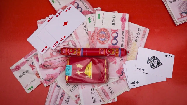 村里俩光棍炸金花压上全部积蓄,结果一开牌,气得两人打了起来