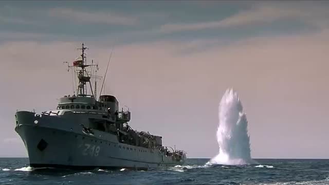 猎杀u571:密集扔深水炸弹威力很厉害潜艇里面的人吓的半死