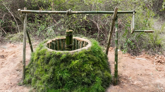 荒野求生牛人野外自建10米深水井技艺娴熟取水设计更是一绝