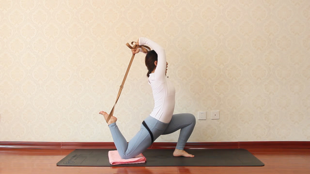 半蛙式瑜伽练习,拉伸腹部肌肉,消耗肚子多余脂肪的练习