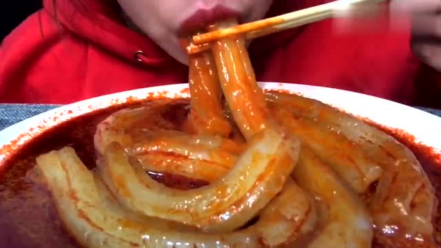 小姐姐吃粉耗子,一口刺溜进去也太爽了吧,网友:太香了!