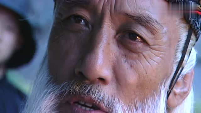 倭寇首领与和尚正激战,谁料奸臣童大宝来了,带来的武器让他太慌