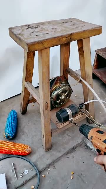 自制板凳式打玉米神器,这样的装备你见过吗?