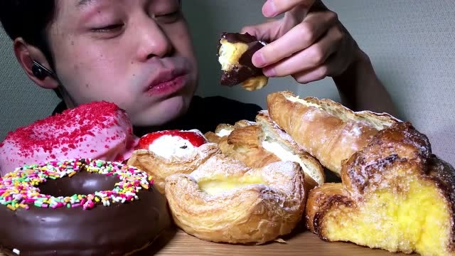 大叔吃巧克力扭扭圈和草莓甜甜圈,感觉甜腻腻的,大口吃的很开心