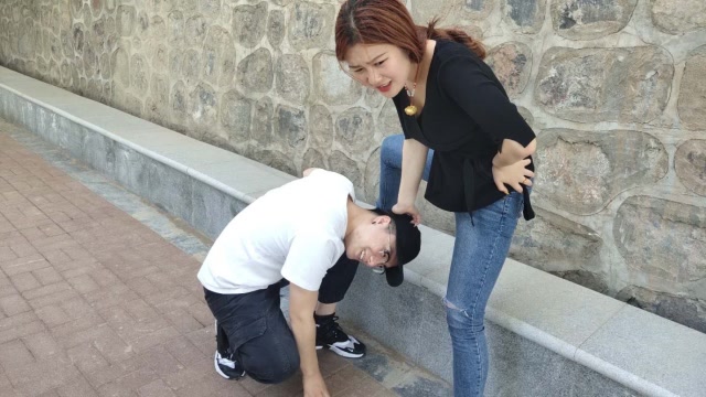 妻子出差回家,丈夫非要钻她裤裆,妻子无奈答应,丈夫钻完怒了