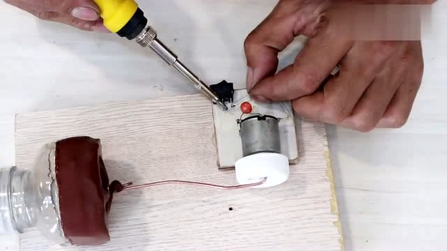 牛人自制的氧气泵给鱼缸供氧设计原理很有新意