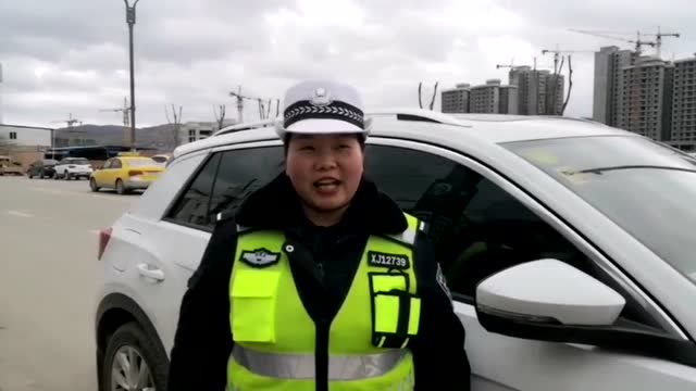 美女开大众上路,开车打电话交警居然在边上看着