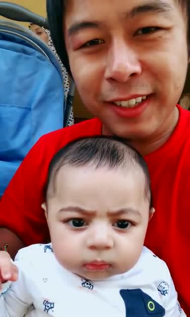 混血宝宝和中国爸爸,这黑黝黝的大眼睛,应该是随了妈妈!