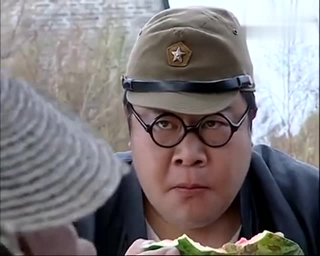 小兵张嘎:胖汉奸吃西瓜,连价钱都不问,老罗叔必须教训教训他