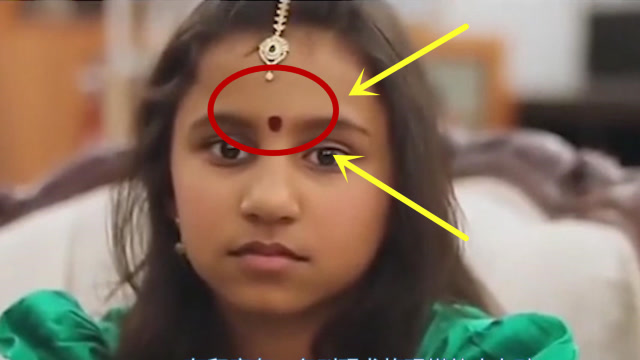 传说中有第三只眼的女孩,印度女孩蒙眼能读书