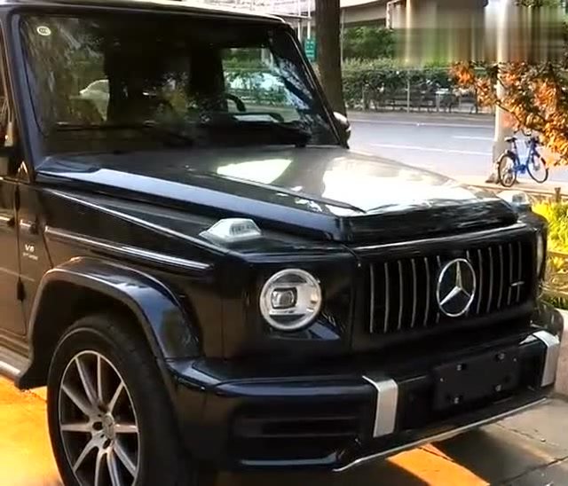 高富帅开的豪车"黑武士"奔驰大g,外观帅气十足,太酷了!