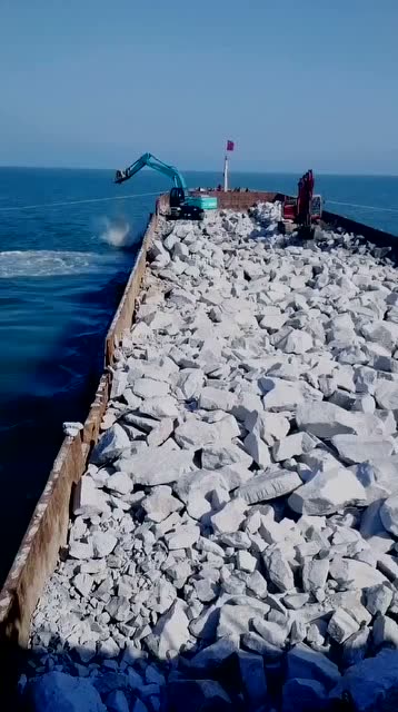 满满一船石头,就这样卸海里!网友填海造陆