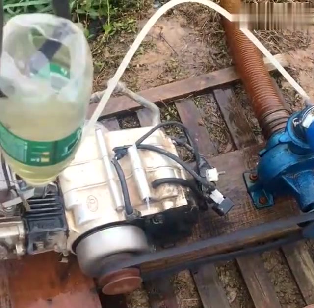 废物利用,摩托车零部件改装抽水泵,回去我就做一个!