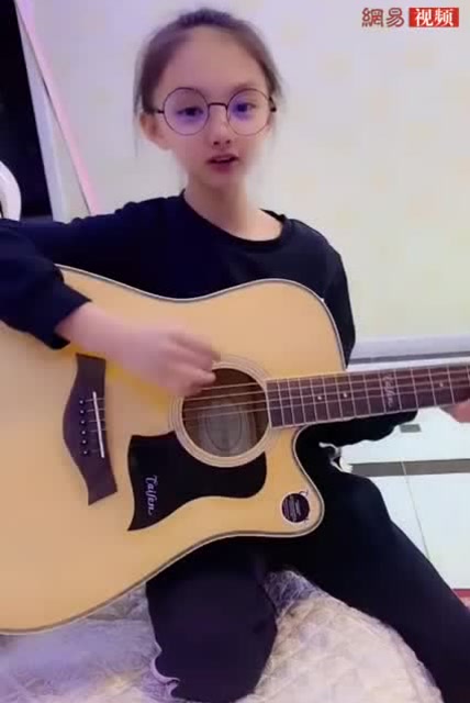 小萝莉抱着吉他,戴着眼镜的样子,真可爱!(3)