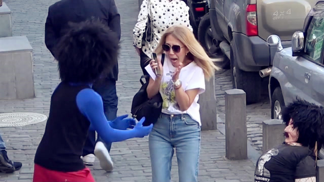 街头恶搞:路边站立的男模突然乱动起来,下一幕妹子表情真搞笑