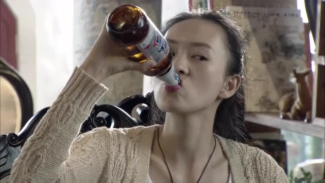 两女子喝啤酒,一瓶一瓶的吹,店主都懵了!