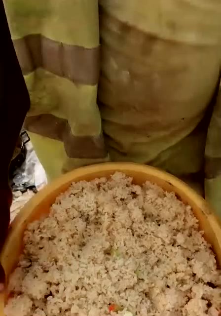 非洲黑人兄弟也喜爱吃国内的大米饭!