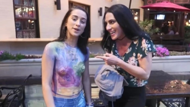 美女穿"人体彩绘"上街,不料突然下雨,路人精彩反应暴露人性
