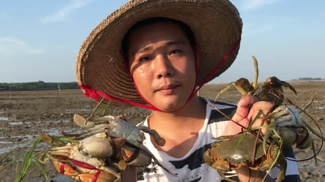 退潮赶海被陷淤泥里,阿兴挣脱起来后,疯狂上大货