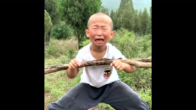 看到少林寺6岁小和尚练功的一幕,就问有谁能不心疼?