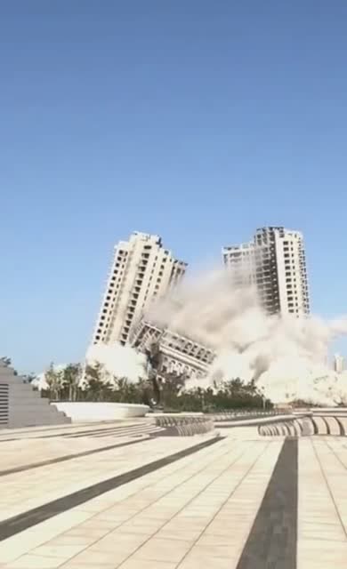 烂尾楼"完美"定向爆破,这场面……太震撼了!