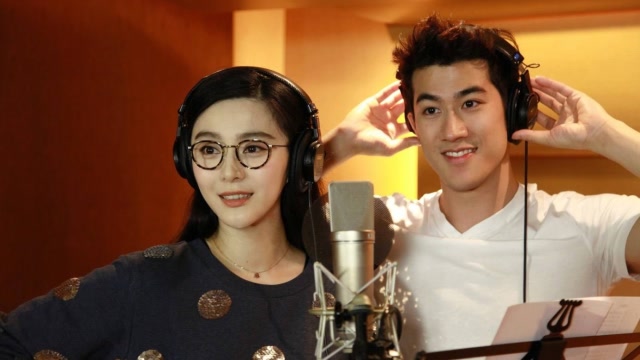 李治廷与神秘女返回住处,媒体晒出正面照,竟神似王思聪前女友