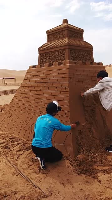 这两位师傅深藏不露用沙子雕刻出城堡来,看完这画面我惊呆了