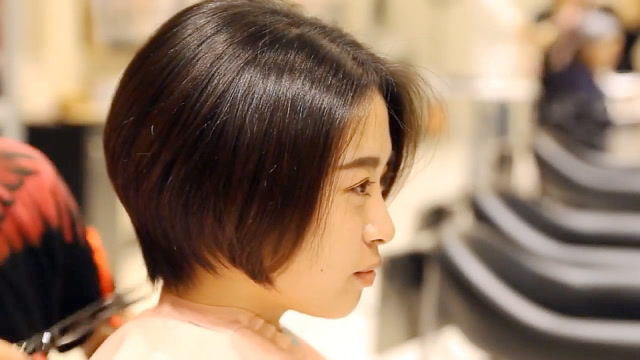 很减龄的"半盖耳"短发,留中分就是不一样,时尚有气质