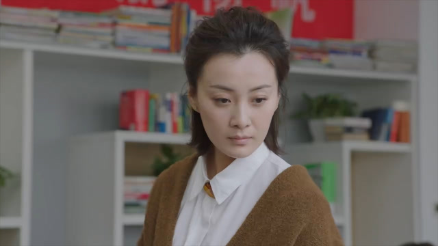 小欢喜李萌正在台上演讲潘老师突然送花表白获全校师生祝福