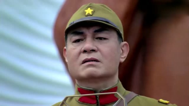 鬼子将军上台讲话,不料被人一枪打死,原来身后木像被人挖了个洞