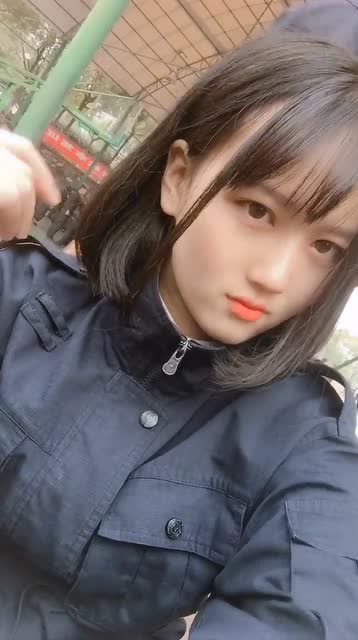 据说这是隔壁警校的校花,自拍摆剪刀手的那一刻,我心动了