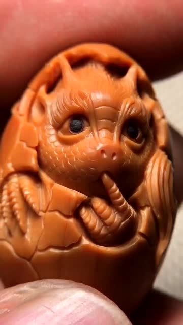 民间高手系列,橄榄核雕刻的龙宝宝,好可爱,网友:真正的手艺人