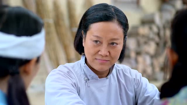 满仓娘为了安抚景梅,将自己和主任关系告诉他们,说满仓没事