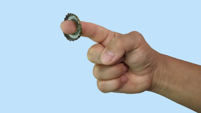 教你一招餐桌上就能表演的小魔术!手指插穿铁瓶盖,学会骗朋友玩