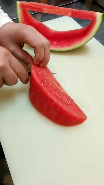 教大家夏天切西瓜,这样吃很甜,很漂亮.