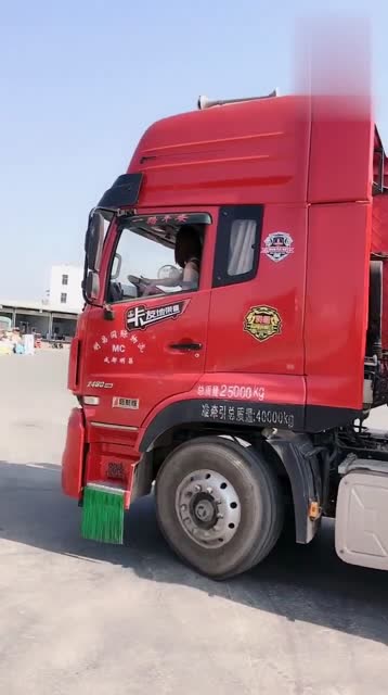 开大货车的女司机,看她这倒车技术,你们觉得能打多少分?