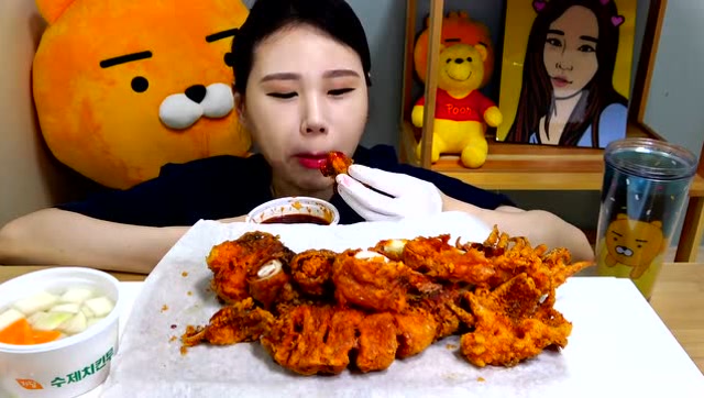 吃货小姐姐吃香辣炸鱿鱼,酥脆的口感太过瘾了,吃的真馋人!