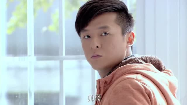 小伙子和女友领证结婚,怎料联系不上人,女友却在做这种事情!