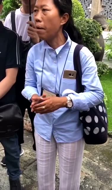 泰国网红导游阿梅姐告诉游客不能吸烟,否则就会罚款两千!