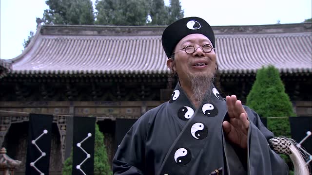 老道说自己家进了妖精,老太太立马慌了神,是什么妖精!