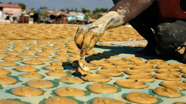靠"吃土"充饥的国家,当地人吃泥饼长大,你有胆量尝试吗