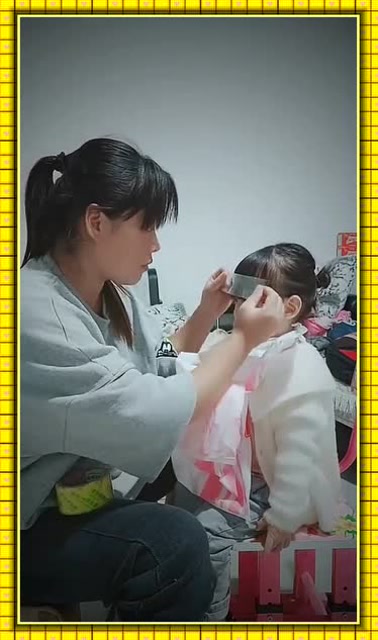 小姐姐用胶带,给自己的女儿剪头发,真的涨知识了