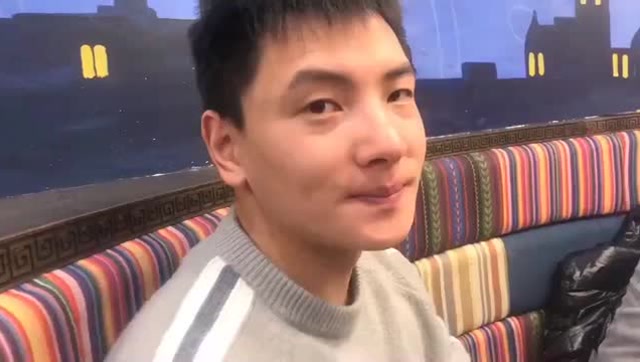这就是那个开着凯迪拉克追高铁的小伙子,决定终身不娶,笑比哭心酸!