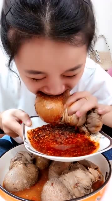 吃播美女极限挑战,爆辣羊脑超满足,看得我直流口水