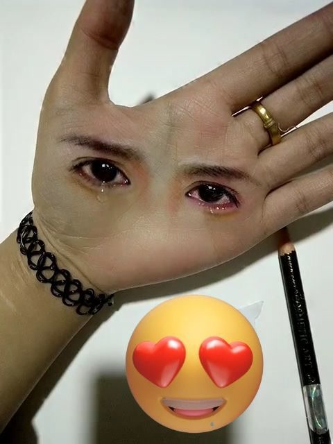 手上的眼睛在流泪,看到了吗?