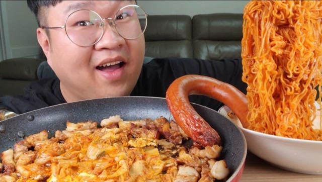 小胖哥真实吃播,大口吃肉的模样,看着就很下饭