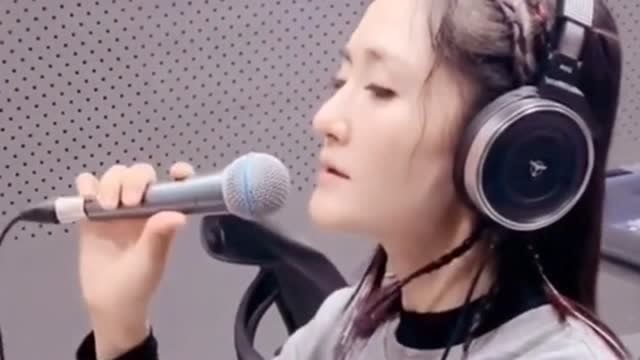 谢娜练习唱《野狼disco》,整首歌都没在调上,自己都忍不住笑场了!