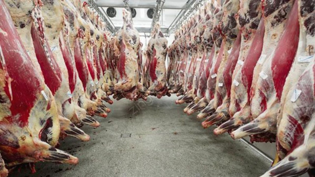 美国"牛肉屠宰场"到底有多先进?活牛进去,出来就变成牛排!